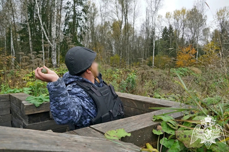 Новгородские росгвардейцы провели занятия по учебно-боевому гранатометанию  