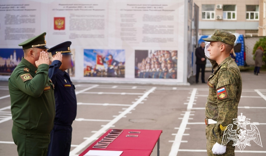 Новгородские росгвардейцы приняли участие во вручении  военных билетов курсантам первого выпуска военного учебного центра при Новгородском государственном университете 