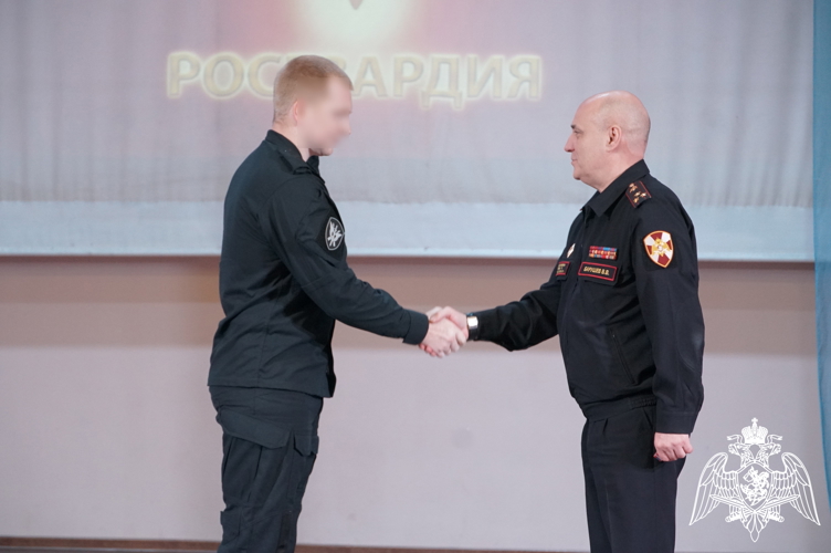 Начальник Управления Росгвардии по Новгородской области вручил государственные награды участникам СВО