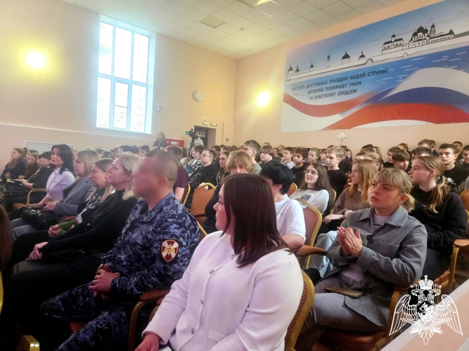 Новгородские росгвардейцы рассказали о приёме на службу на ярмарке вакансий