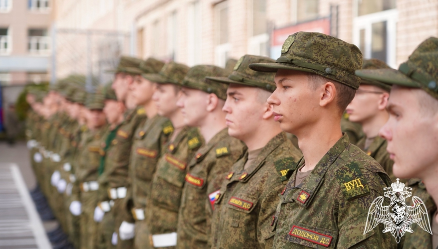 Новгородские росгвардейцы приняли участие во вручении  военных билетов курсантам первого выпуска военного учебного центра при Новгородском государственном университете 