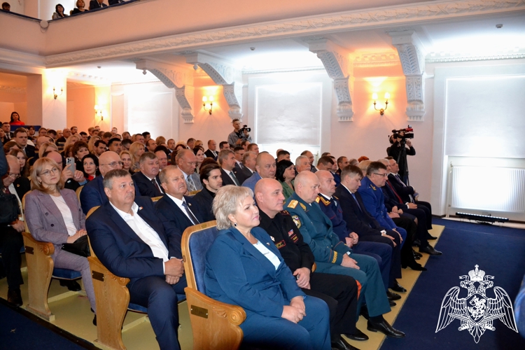 Начальник Управления Росгвардии по Новгородской области полковник полиции Виктор Барушев принял участие в торжественной церемонии вступления в должность Губернатора Новгородской области Александра Дронова     