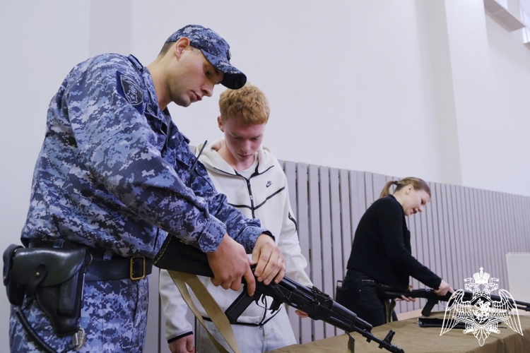 Новгородские росгвардейцы провели для молодежи области занятие по сборке и разборке автомата Калашникова