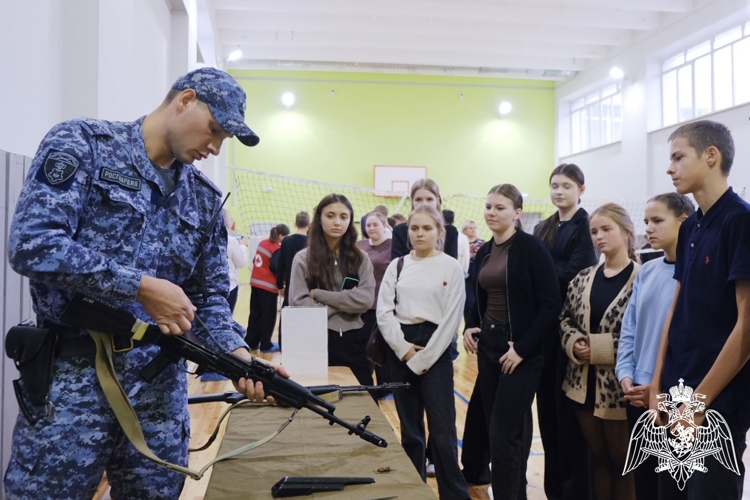 Новгородские росгвардейцы провели для молодежи области занятие по сборке и разборке автомата Калашникова