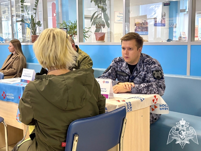 Новгородские росгвардейцы рассказали о приёме на службу на ярмарке вакансий