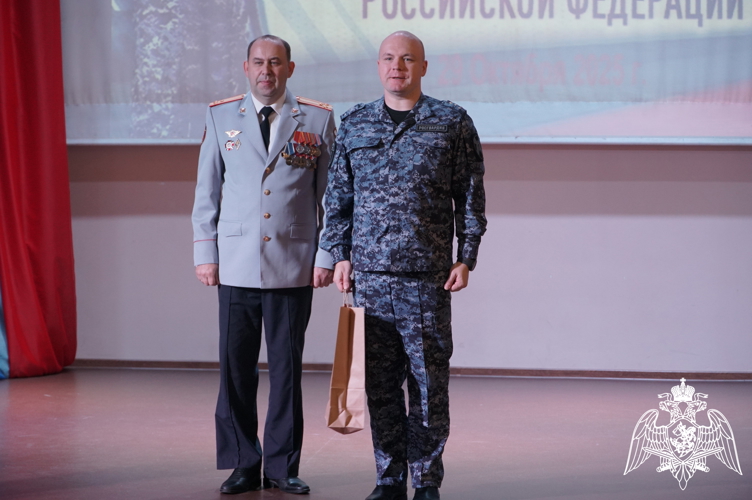 Сотрудники вневедомственной охраны Росгвардии отмечают 73 годовщину образования подразделения