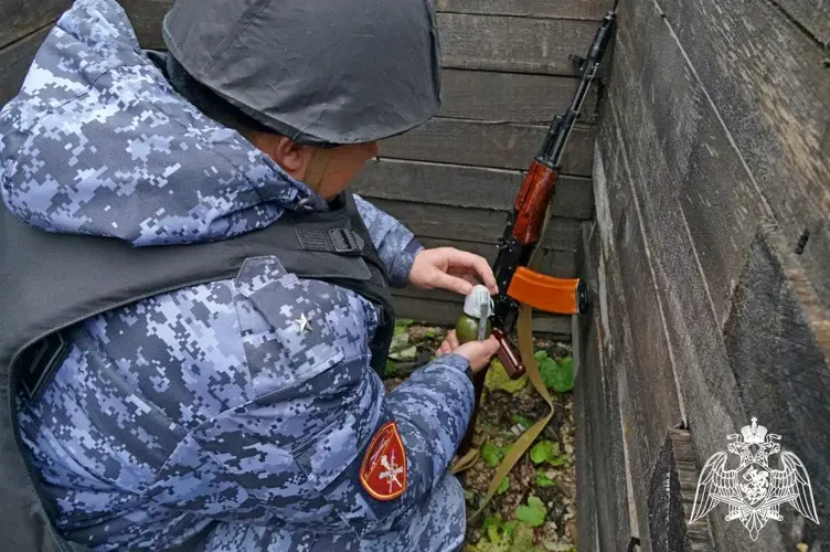 Новгородские росгвардейцы провели занятия по учебно-боевому гранатометанию  