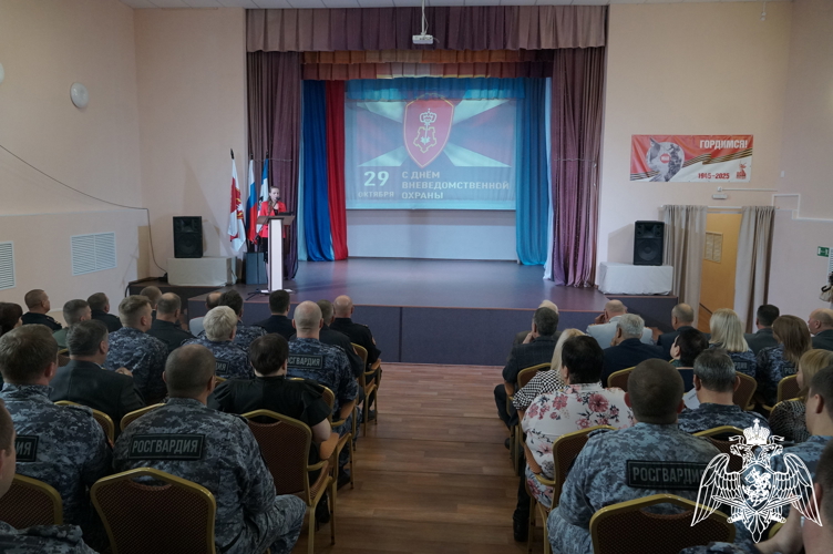 Сотрудники вневедомственной охраны Росгвардии отмечают 73 годовщину образования подразделения