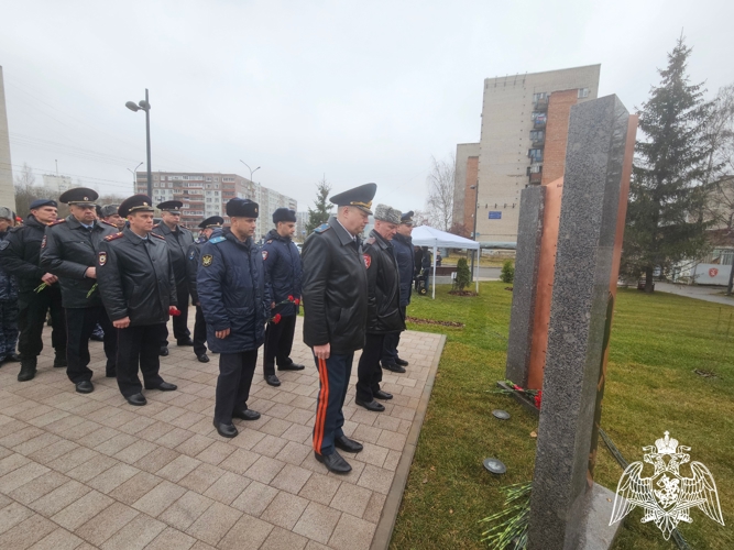 Начальник Управления Росгвардии по Новгородской области полковник полиции Виктор Барушев принял участие в торжественном мероприятии, посвященном  открытию  сквера Защитников Отечества