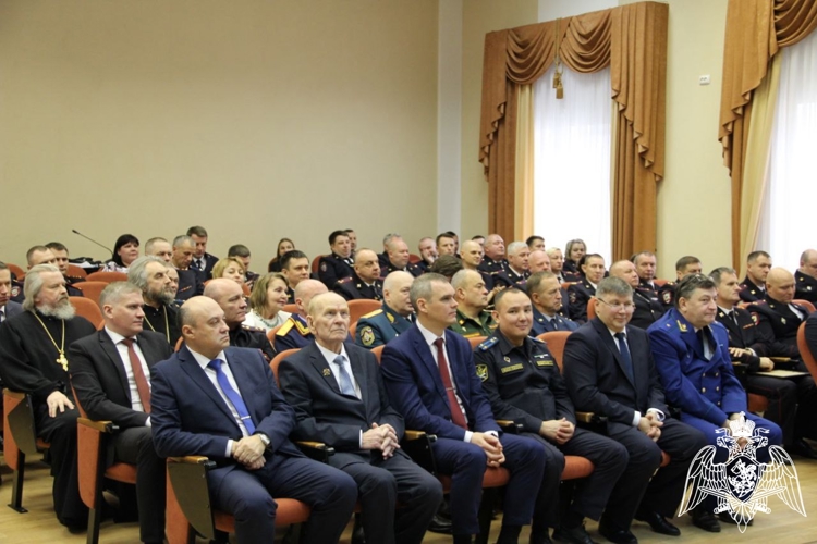 Начальник Управления Росгвардии по Новгородской области полковник полиции Виктор Барушев принял участие в торжественном мероприятии, посвященном Дню сотрудника органов внутренних дел 
