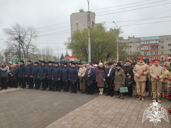 Начальник Управления Росгвардии по Новгородской области полковник полиции Виктор Барушев принял участие в торжественном мероприятии, посвященном  открытию  сквера Защитников Отечества