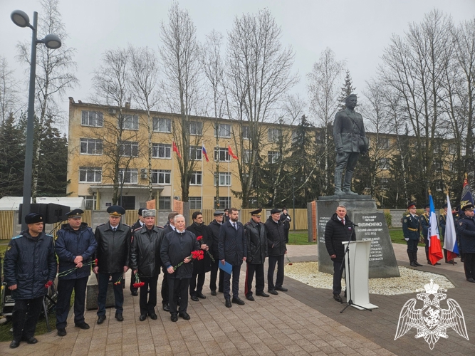 Начальник Управления Росгвардии по Новгородской области полковник полиции Виктор Барушев принял участие в торжественном мероприятии, посвященном  открытию  сквера Защитников Отечества