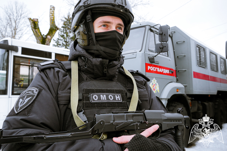 При силовой поддержке ОМОН Росгвардии в Великом Новгороде задержаны нелегальные мигранты в ночном клубе