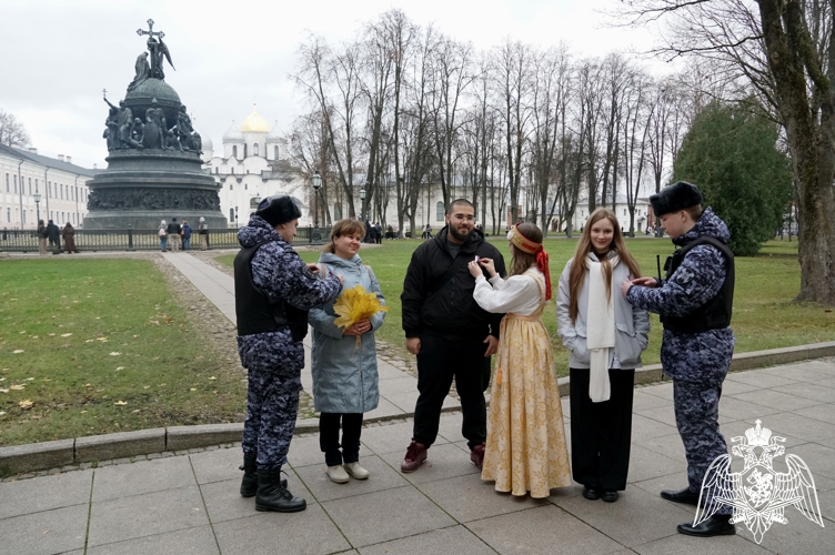 Росгвардейцы в честь Дня народного единства поздравили жителей и гостей региона с наступающим праздником 