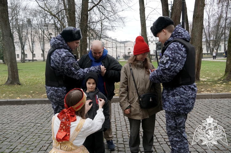 Росгвардейцы в честь Дня народного единства поздравили жителей и гостей региона с наступающим праздником 