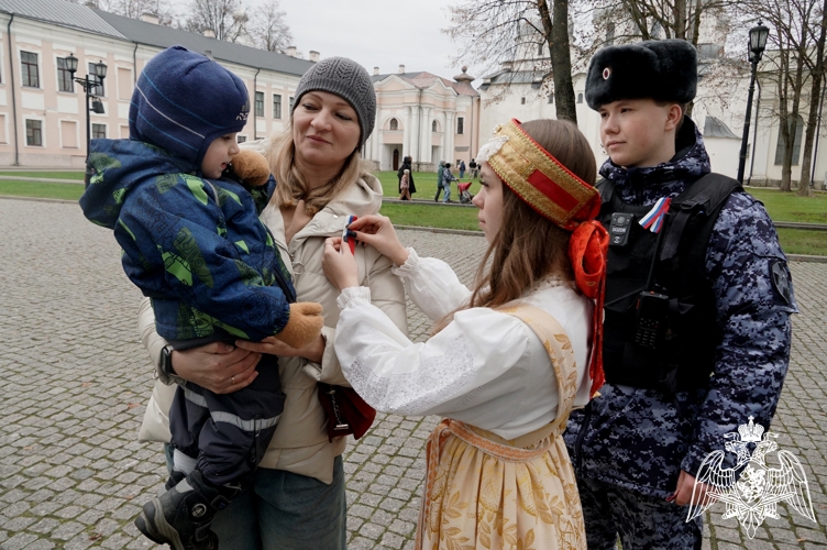 Росгвардейцы в честь Дня народного единства поздравили жителей и гостей региона с наступающим праздником 