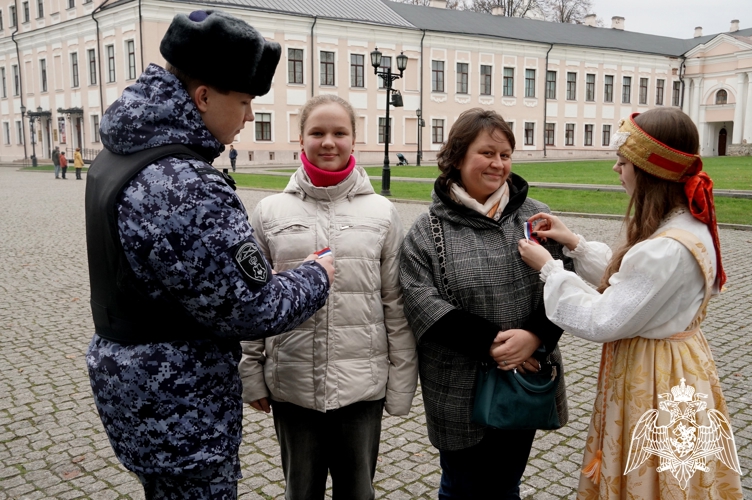 Росгвардейцы в честь Дня народного единства поздравили жителей и гостей региона с наступающим праздником 