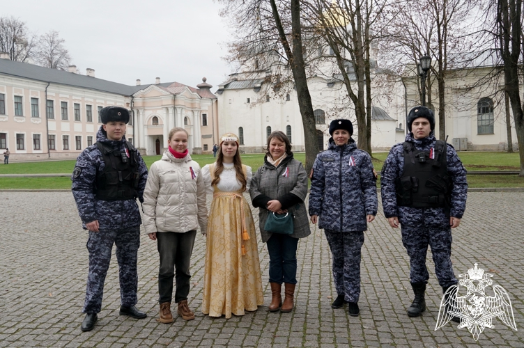 Росгвардейцы в честь Дня народного единства поздравили жителей и гостей региона с наступающим праздником 