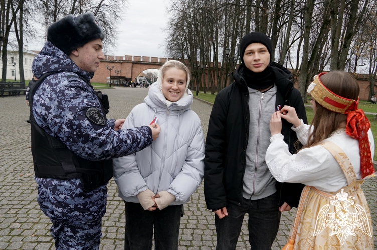 Росгвардейцы в честь Дня народного единства поздравили жителей и гостей региона с наступающим праздником 