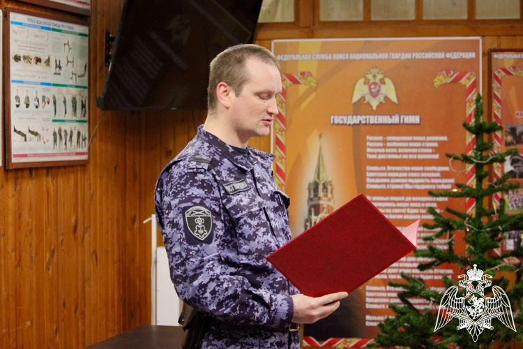 В Великом Новгороде сотрудники вневедомственной охраны Росгвардии торжественно приняли присягу