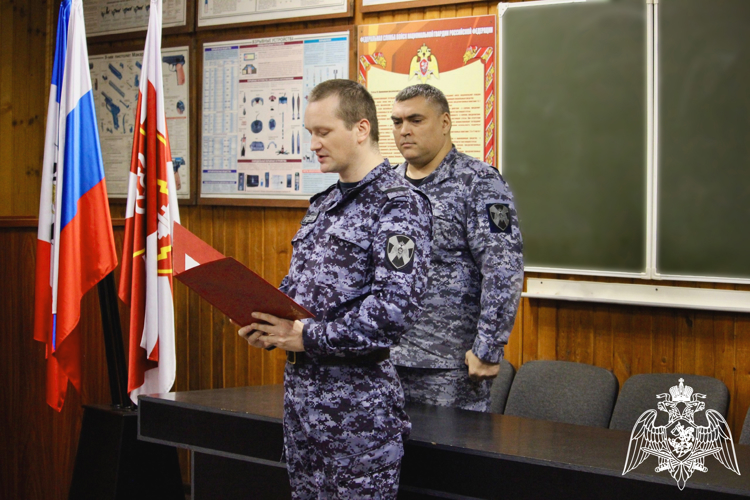 В Великом Новгороде сотрудники вневедомственной охраны Росгвардии торжественно приняли присягу