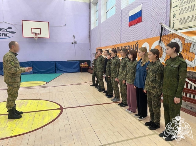 В Новгородской области росгвардейцы проводят занятия для подшефного класса