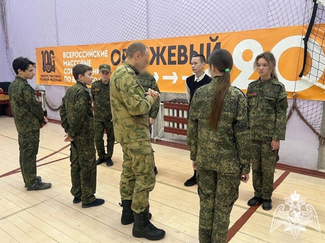В Новгородской области росгвардейцы проводят занятия для подшефного класса