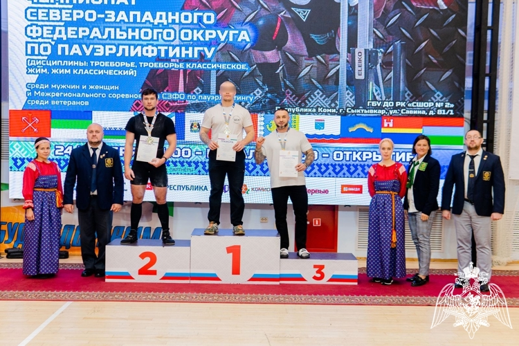 Новгородские росгвардейцы стали победителями Чемпионата СЗФО по пауэрлифтингу 2025