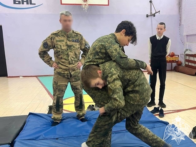 В Новгородской области росгвардейцы проводят занятия для подшефного класса