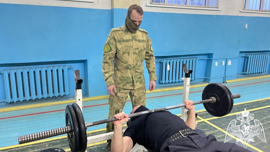 Новгородские росгвардейцы сдали квалификационные испытания на право ношения знака отличия полицейского спецназа Росгвардии