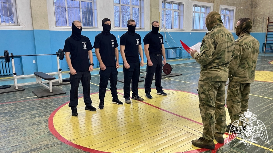 Новгородские росгвардейцы сдали квалификационные испытания на право ношения знака отличия полицейского спецназа Росгвардии