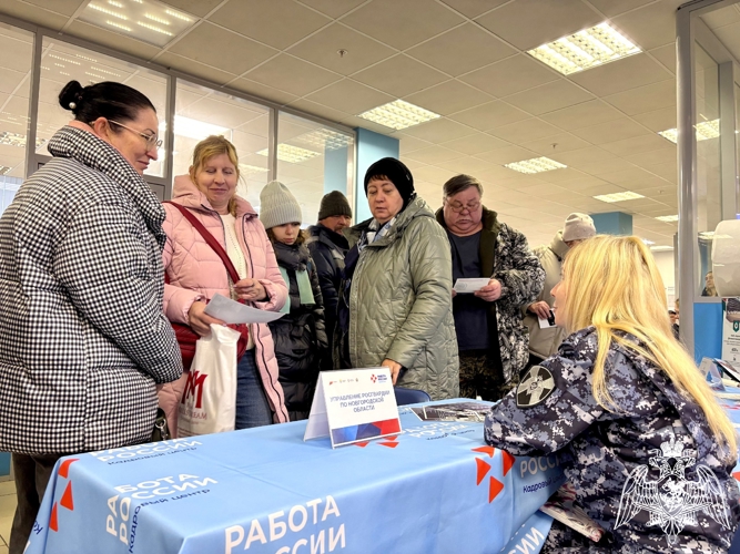 Новгородские росгвардейцы рассказали о приёме на службу на ярмарке вакансий