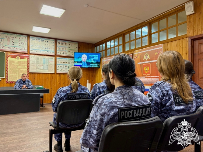 Новгородские росгвардейцы приняли участие в просмотре прямой линии с главой государства
