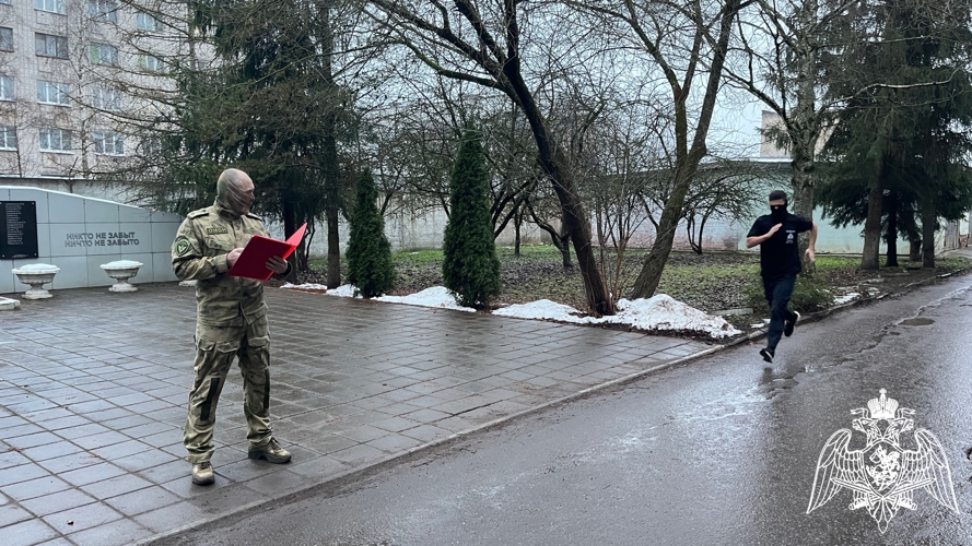 Новгородские росгвардейцы сдали квалификационные испытания на право ношения знака отличия полицейского спецназа Росгвардии