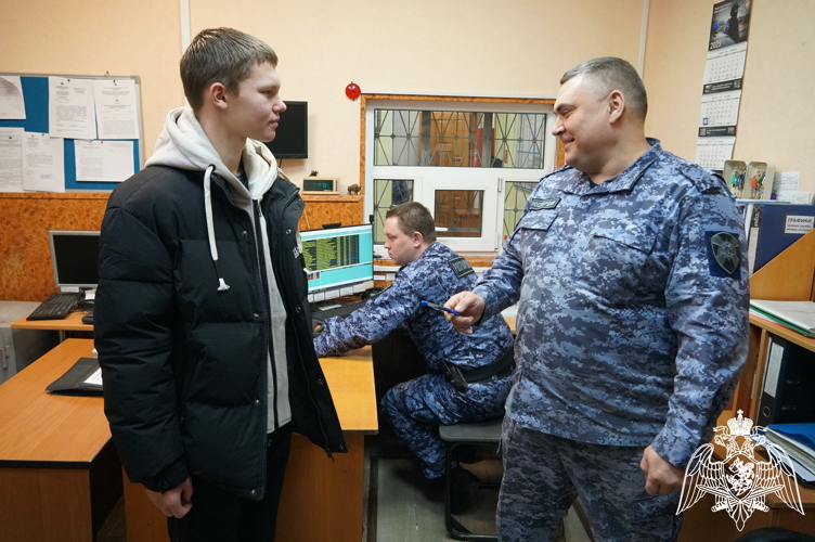 Росгвардейцы исполнили новогоднее желание юного новгородца 