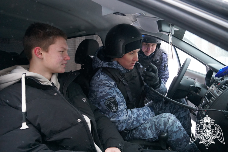 Росгвардейцы исполнили новогоднее желание юного новгородца 