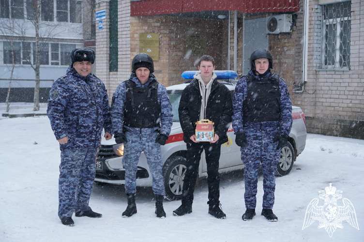 Росгвардейцы исполнили новогоднее желание юного новгородца 