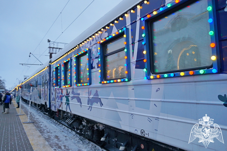 Новгородские росгвардейцы обеспечивают безопасность праздничного поезда Деда Мороза в Великом Новгороде 
