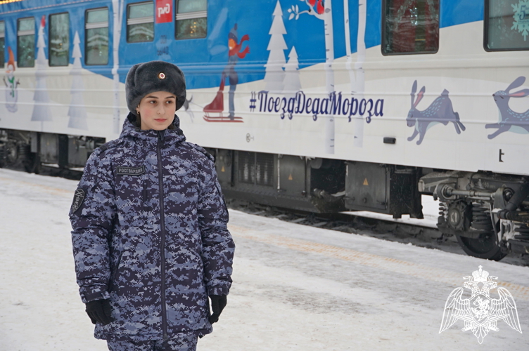 Новгородские росгвардейцы обеспечивают безопасность праздничного поезда Деда Мороза в Великом Новгороде 