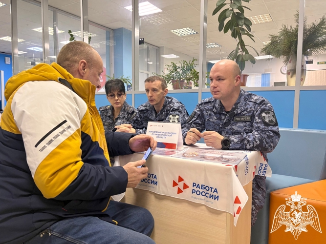 Новгородские росгвардейцы рассказали о приёме на службу на ярмарке вакансий
