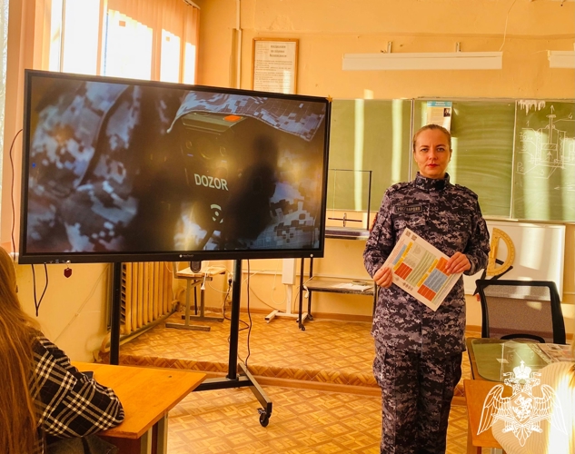 Новгородские росгвардейцы рассказали студентам техникума о преимуществах службы в Росгвардии