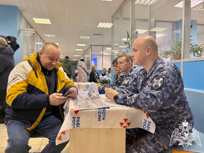Новгородские росгвардейцы рассказали о приёме на службу на ярмарке вакансий