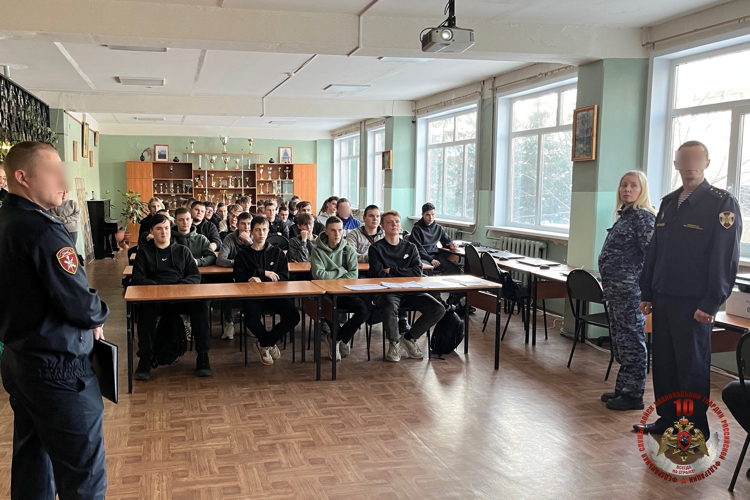 Новгородские росгвардейцы провели круглый стол с молодежью региона и рассказали о перспективах учебы и службы в Росгвардии