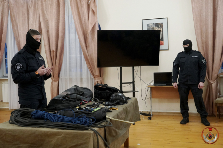 Новгородские росгвардейцы провели занятие для воспитанников подшефного клуба