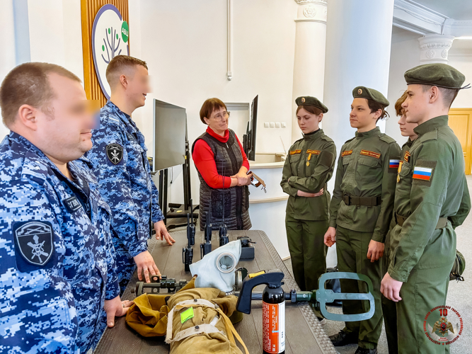 Новгородские росгвардейцы провели урок мужества с воспитанниками подшефного класса