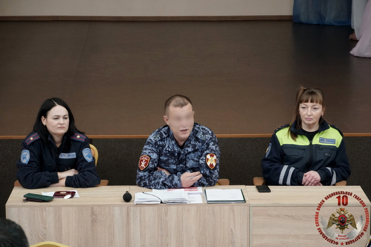 Новгородские росгвардейцы провели встречу с представителями ГИБДД и обсудили вопросы безопасности дорожного движения