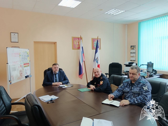 В Новгородской области прошла рабочая встреча начальника регионального управления Росгвардии с председателем областного комитета ЗАГС и ООДМС 