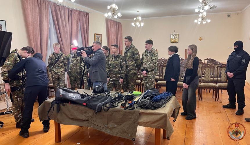 Новгородские росгвардейцы провели занятие для воспитанников подшефного клуба