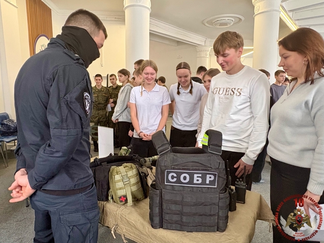 Новгородские росгвардейцы провели военно-прикладные занятия с молодежью города