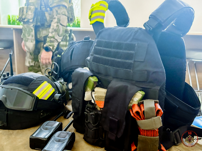 Новгородские росгвардейцы провели урок мужества с воспитанниками подшефного класса
